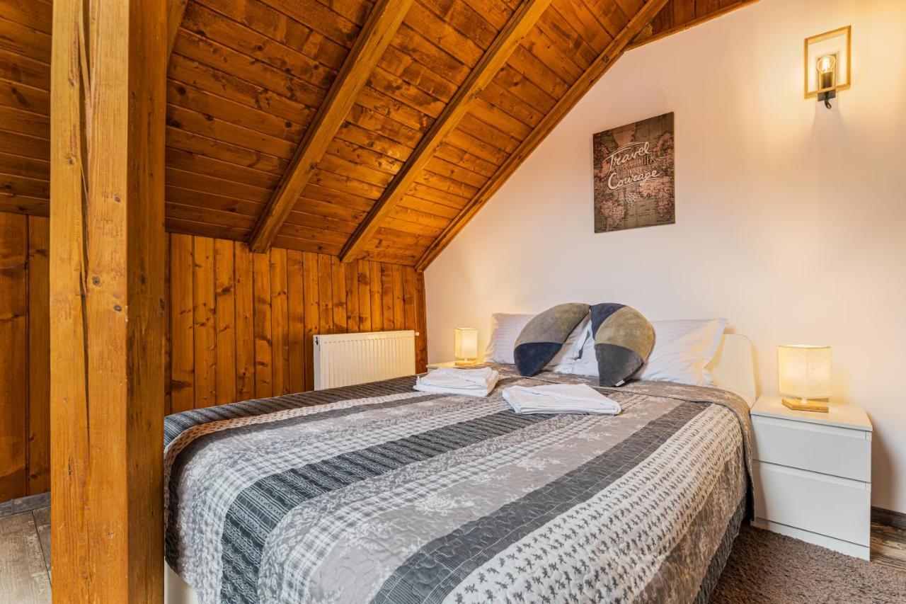 Snug Apartments - Private Parking Near Downtown Brașov Exterior foto