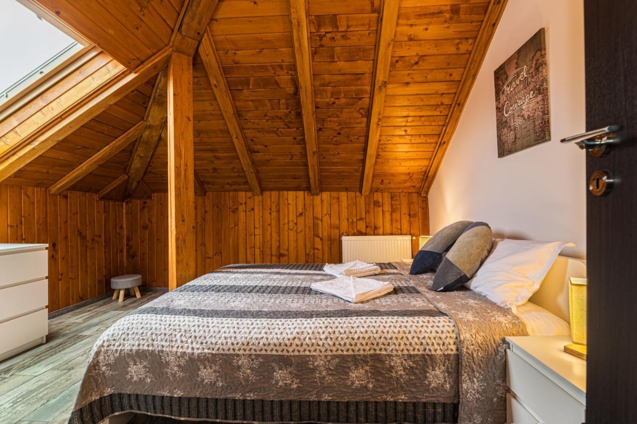 Snug Apartments - Private Parking Near Downtown Brașov Exterior foto